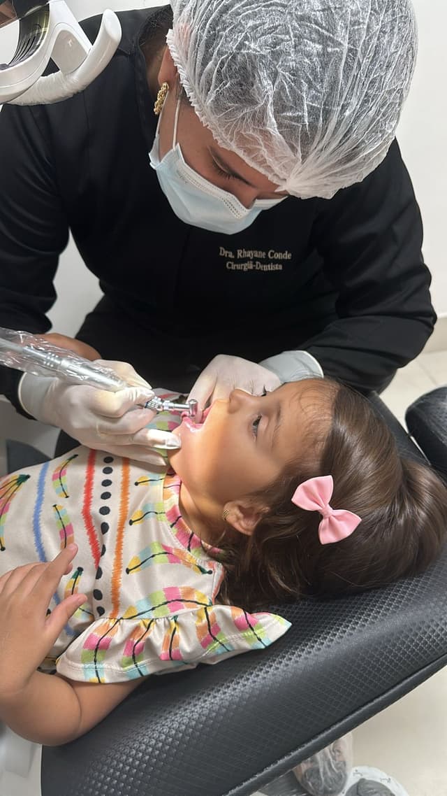 Foto dentista atendendo uma criança